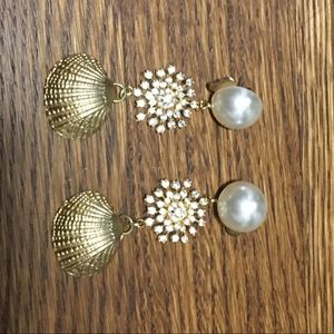 Beautifully made seashell diamond pearl earrings